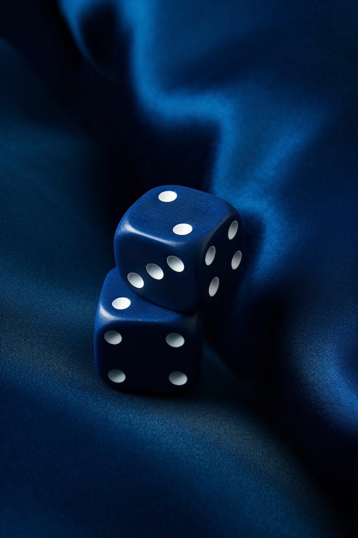 Antarmuka aplikasi mobile indobola77 menampilkan meja live-dealer dan sportsbook
